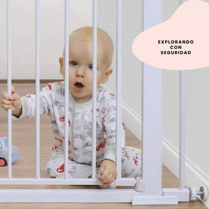 Safety 1st - Puerta para bebé con cierre automático y fijación a presión, para espacios desde 74 hasta 96 cm
