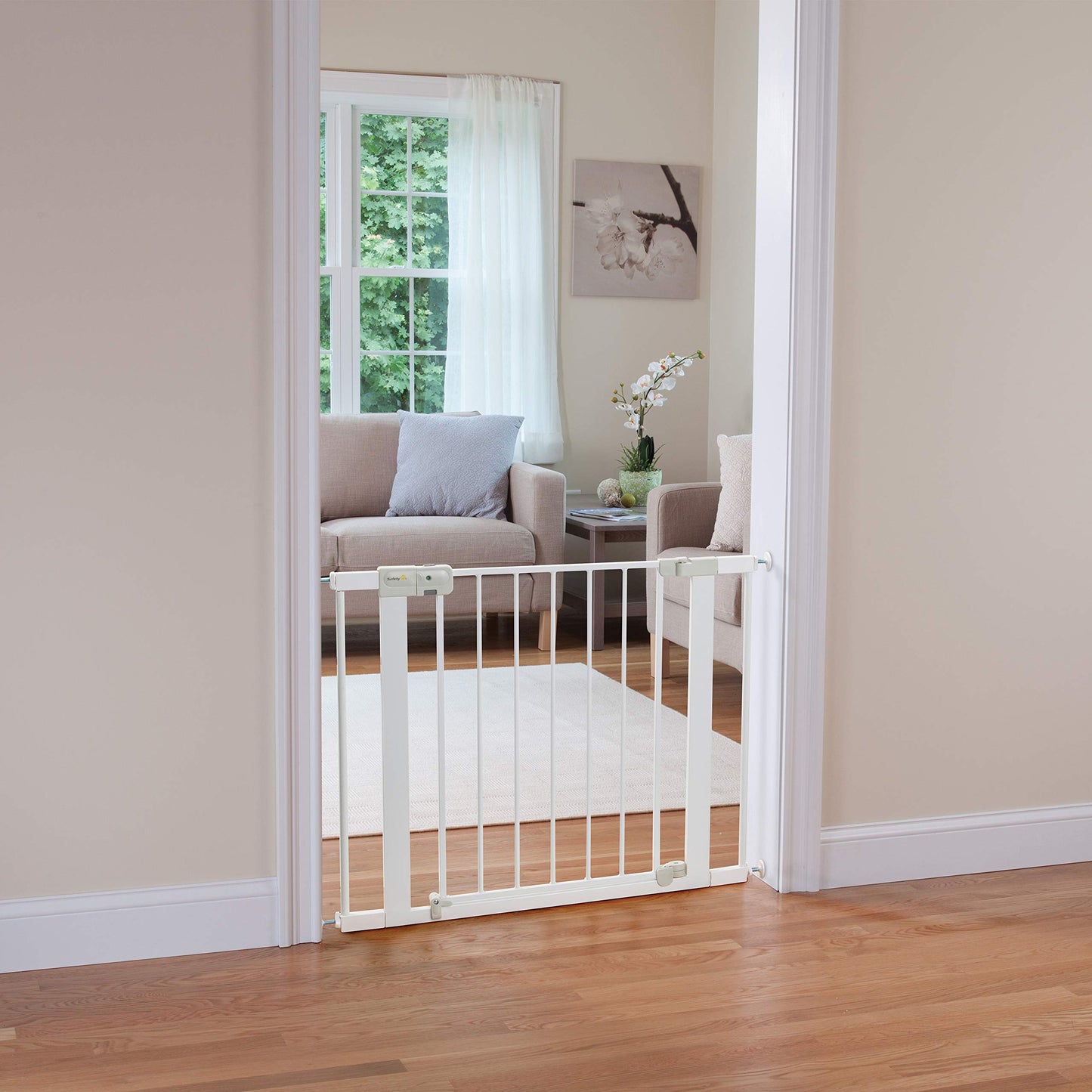 Safety 1st - Puerta para bebé con cierre automático y fijación a presión, para espacios desde 74 hasta 96 cm